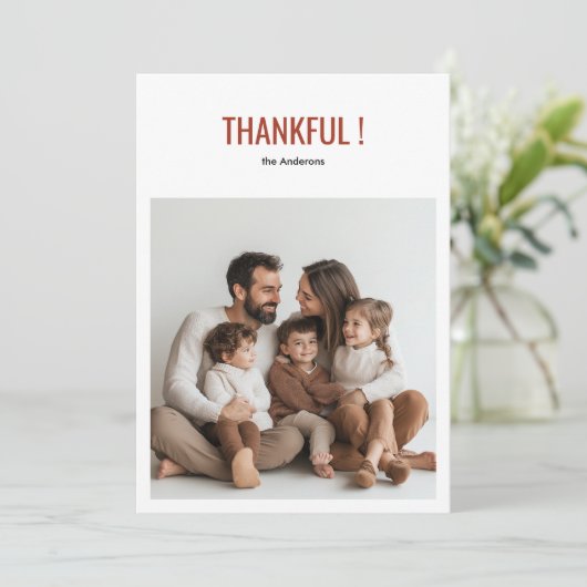 ミニマルな感謝の気持ちを伝える感謝祭の家族写真カード 招待状 (スタンド正面)