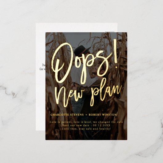 ミニマルな新しいプ結婚ランの写真が日付を変更 箔招待状ポストカード (正面/裏面)