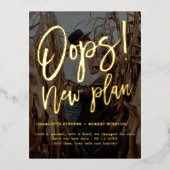 ミニマルな新しいプ結婚ランの写真が日付を変更 箔招待状ポストカード (正面)