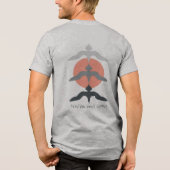 ミニマルな日本漁鷹浮世絵スタイル グレー トライブレンドＴシャツ (裏面)