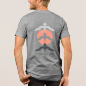 ミニマルな日本漁鷹浮世絵スタイル グレー トライブレンドTシャツ (裏面)