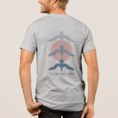 ミニマルな日本風の魚鷹の浮世絵スタイル グレー トライブレンドTシャツ (裏面)