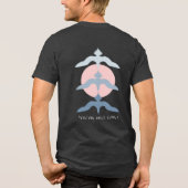 ミニマルな日本風フィッシュホーク 浮世絵スタイル チャコール トライブレンドTシャツ (裏面)