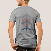ミニマルな日本風魚鷹の浮世絵スタイル グレー トライブレンドＴシャツ (裏面)