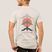 ミニマルな日本風魚鷹浮世絵スタイルのオートミールTシャツ トライブレンドTシャツ (裏面)