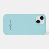ミニマルな淡青色のモノグラム iPhone 15ケース (裏面横)