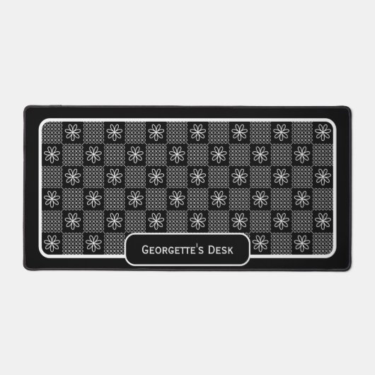 ミニマルな白い花 – チェック付き黒 デスクマット (正面)
