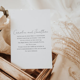 ミニマルな白のタイプライター スクリプト タイポグラフィー RSVP 招待状