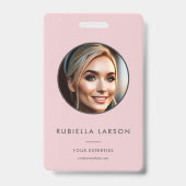 ミニマルな社員名IDカード ラウンドフォトQR バッジ (正面)