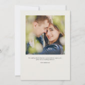 ミニマルな紫色のワイルドフラワーの結婚写真 招待状 (裏面)