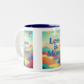 ミニマルな美意識の引用文プリント – 「Less is More」 ツートーンマグカップ (正面左)