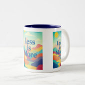 ミニマルな美意識の引用文プリント – 「Less is More」 ツートーンマグカップ (正面右)
