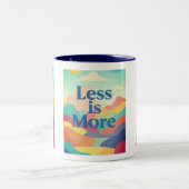ミニマルな美意識の引用文プリント – 「Less is More」 ツートーンマグカップ (中央)