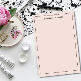 ミニマルな豪華なピエレガントンクの机から ポストイット