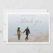 ミニマルなSage Green Scriptと2枚の写真結婚付き サンキューカード (正面)