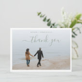 ミニマルなSage Green Scriptと2枚の写真結婚付き サンキューカード (スタンド正面)