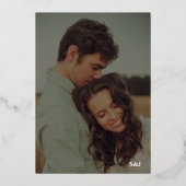 ミニマルはっきりしたタイポグラフィブラックフォト結婚ズ 箔招待状 (裏面)