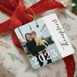 ミニマルはっきりしたモダン年ファミリ名スクリプトの写真 セラミックオーナメント<br><div class="desc">そしミニマルてモダン伝統的、家族の写真とトレンディーの家族の名前のスクリプトとシンプルデザインを備えた非クリスマスの装飾モダン。年はっきりしたの写真オーバーレイ裏面には2枚目の写真が写っている。</div>