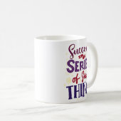 ミニマルよくはしゃぐ引用文の成やる気を起こさせる功 コーヒーマグカップ (正面右)