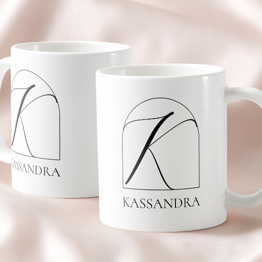 ミニマルアーチ ブラックスクリプトイニシャルKネームモノグラム コーヒーマグカップ