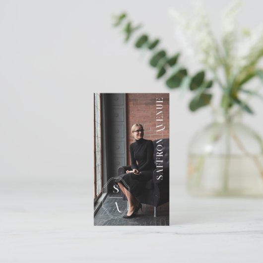 ミニマルエレガントカスタムモノグラムクレストカスタム写真 名刺 (スタンド正面)