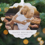 ミニマルエレガントシンプルクリスマスのカップル写真 オーナメントカード<br><div class="desc">クラシックスタイリッシュタイポグラフィ「ハッピーホリデー」をブラックで飾った休日の写真のオーナメントで、クリーンなミニマルシンプルリストの白い背景。写真、名前、あいさつ文は個人のカスタマイズtouchのために簡単に行える。このシンプルホリデーシーズンに出るコンテンポラリーデザイン、ミニマル、クリスマス！表示される画像はイラストレーション目的のためにのみ自分の写真に置き換えられる。このプレースホルダイメージは、夕日とヒースの背景を持つ白いTシャツを着た幸せなカップルの写真である。</div>