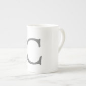 ミニマルエレガントスクラシカルモノグラムイニシャルグレー ボーンチャイナマグカップ (正面右)