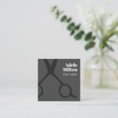 ミニマルエレガントスグレイ鋏ヘアスタイリスト スクエア名刺 (スタンド正面)