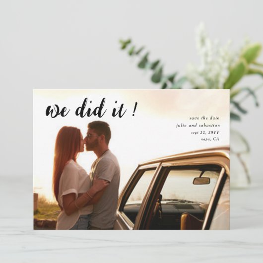 ミニマルエレガントリストフォトウェディング日付の保存 招待状 (スタンド正面)