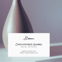 ミニマルエレガント主義の白髪の美容師