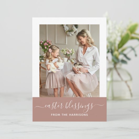 ミニマルエレガント赤面スクリプト家族の写真イースター シーズンカード (スタンド正面)