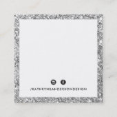 ミニマルカスタムモダンロゴのシックなシルバーグリッター スクエア名刺 (裏面)