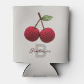 ミニマルガーリーリストクロチェットレッドさくらんぼモノグラム名 缶クーラー (正面)