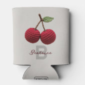 ミニマルガーリーリストクロチェットレッドさくらんぼモノグラム名 缶クーラー (裏面)