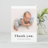 ミニマルシンプルはっきりしたタイポグラフィ生まれたばかりのベビー写真 サンキューカード (スタンド正面)