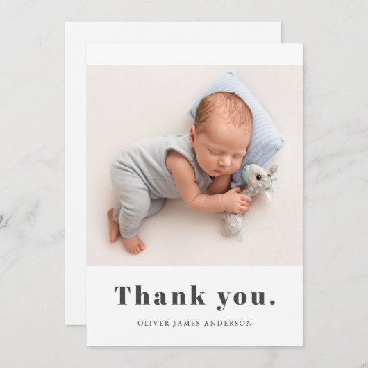 ミニマルシンプルはっきりしたタイポグラフィ生まれたばかりのベビー写真 サンキューカード (正面/裏面)