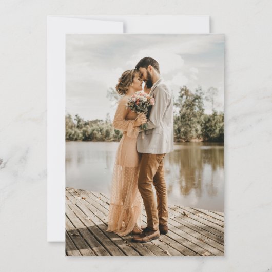 ミニマルシンプルイニシャルは5枚の写真をスクリプ結婚ト 招待状 (裏面)