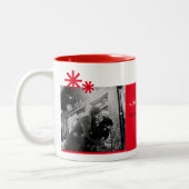 ミニマルシンプルスのクリスマス赤写真 ツートーンマグカップ (左)