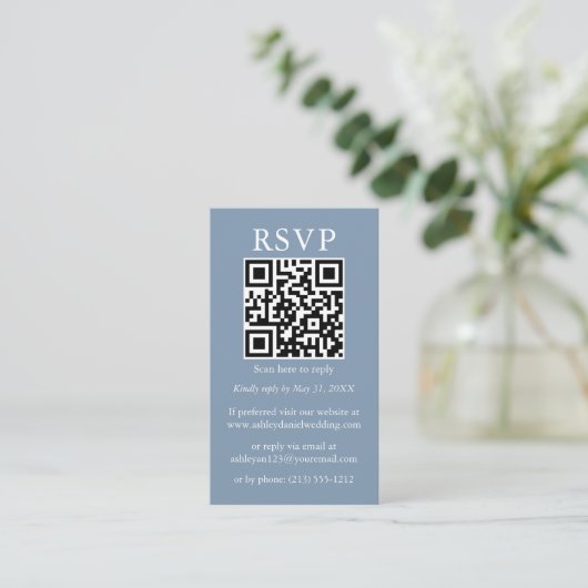ミニマルシンプルス結婚のQRフォトダスティブルーRSVP エンクロージャーカード (スタンド正面)
