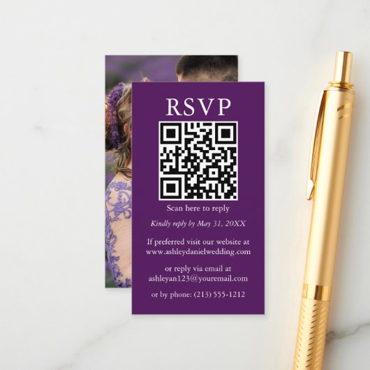 ミニマルシンプルス結婚のQRフォトパープルRSVP エンクロージャーカード (正面/裏面インサイチュ)