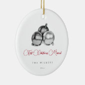 ミニマルシンプルリストスクリプト初めてのクリスマス結婚した セラミックオーナメント (右)