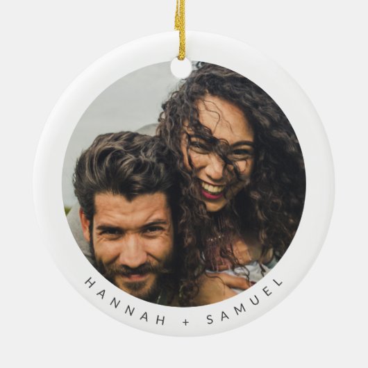 ミニマルシンプルリストスクリプト初めてのクリスマス結婚した セラミックオーナメント (裏面)