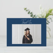 ミニマルシンプルリストスクリプト大学院写真卒業 サンキューカード (スタンド正面)