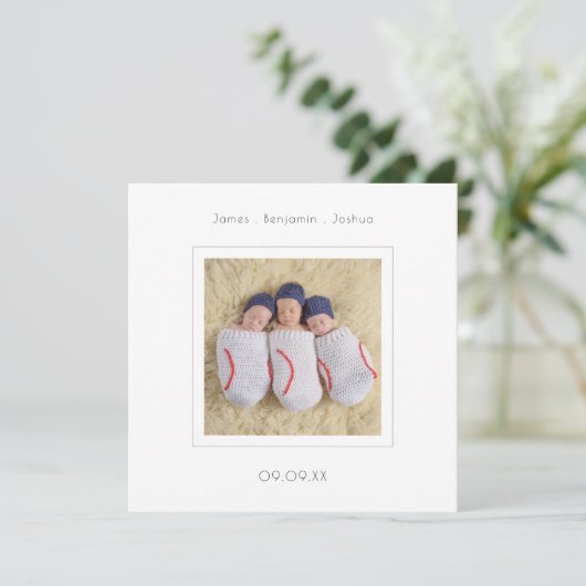 ミニマルシンプルリストトリプレットフォト誕生 案内状 (スタンド正面)