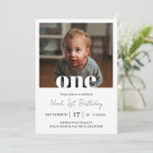 ミニマルシンプルリストワンスクエアフォトファースト誕生日 招待状 (スタンド正面)