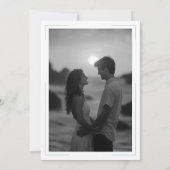 ミニマルタイポグラフィアクア白シェル写真結婚の 招待状 (裏面)