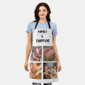 ミニマルタイポグラフィカスタムコラージュ写真 エプロン (着用した状態)