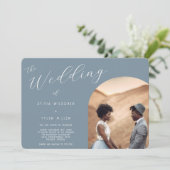 ミニマルタイポグラフィダスティブルーフォト結婚ズ 招待状 (スタンド正面)