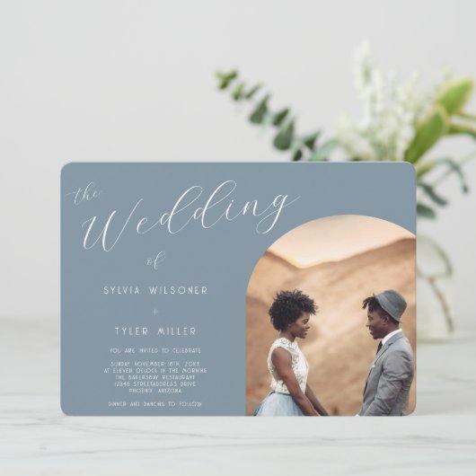ミニマルタイポグラフィダスティブルーフォト結婚ズ 招待状 (スタンド正面)