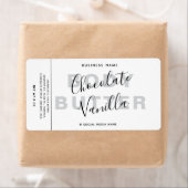 ミニマルタイポグラフィホワイトプロダクトラップのまわりに ラベル (インサイチュ)